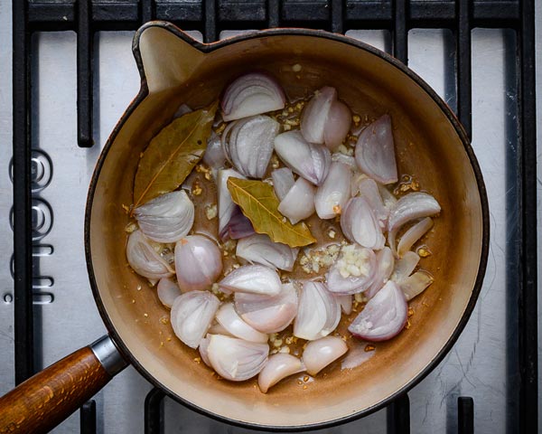 garlic and onions for vegan meat pie
